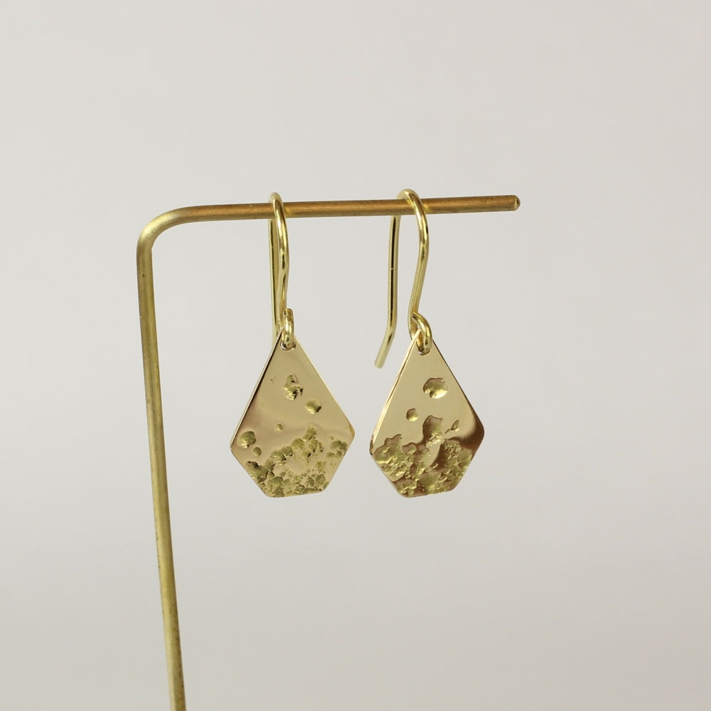 18 karaat geel gouden oorhangers Imperfectie Rocks vooraanzicht hangend aan een staafje met wat schaduw in de structuur zichtbaar.