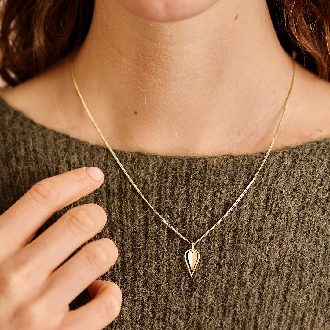 Model draagt 14 karaat geelgouden geslepen gourmet collier om haar hals met daaraan een hanger uit de collectie Leaves