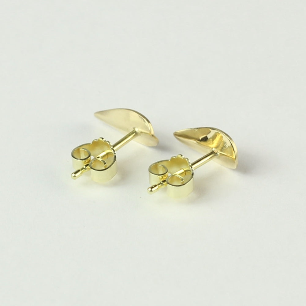 Achteraanzicht 14 k gouden oorstekers Leaves, minimalistische blaadjes oorbellen
