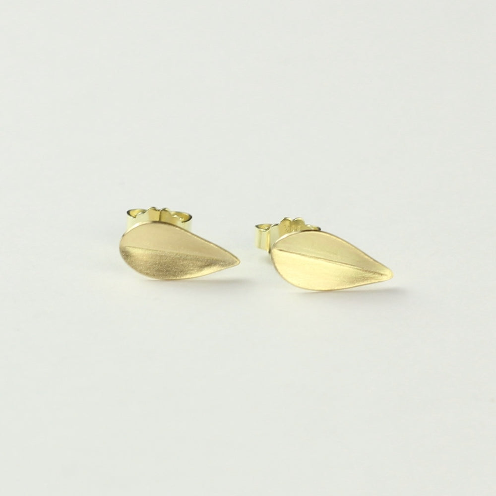Vooraanzicht 14 k gouden oorstekers Leaves, minimalistische blaadjes oorbellen