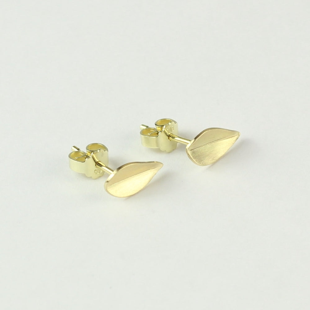 Schuin vooraanzicht 14 k gouden oorstekers Leaves, minimalistische blaadjes oorbellen