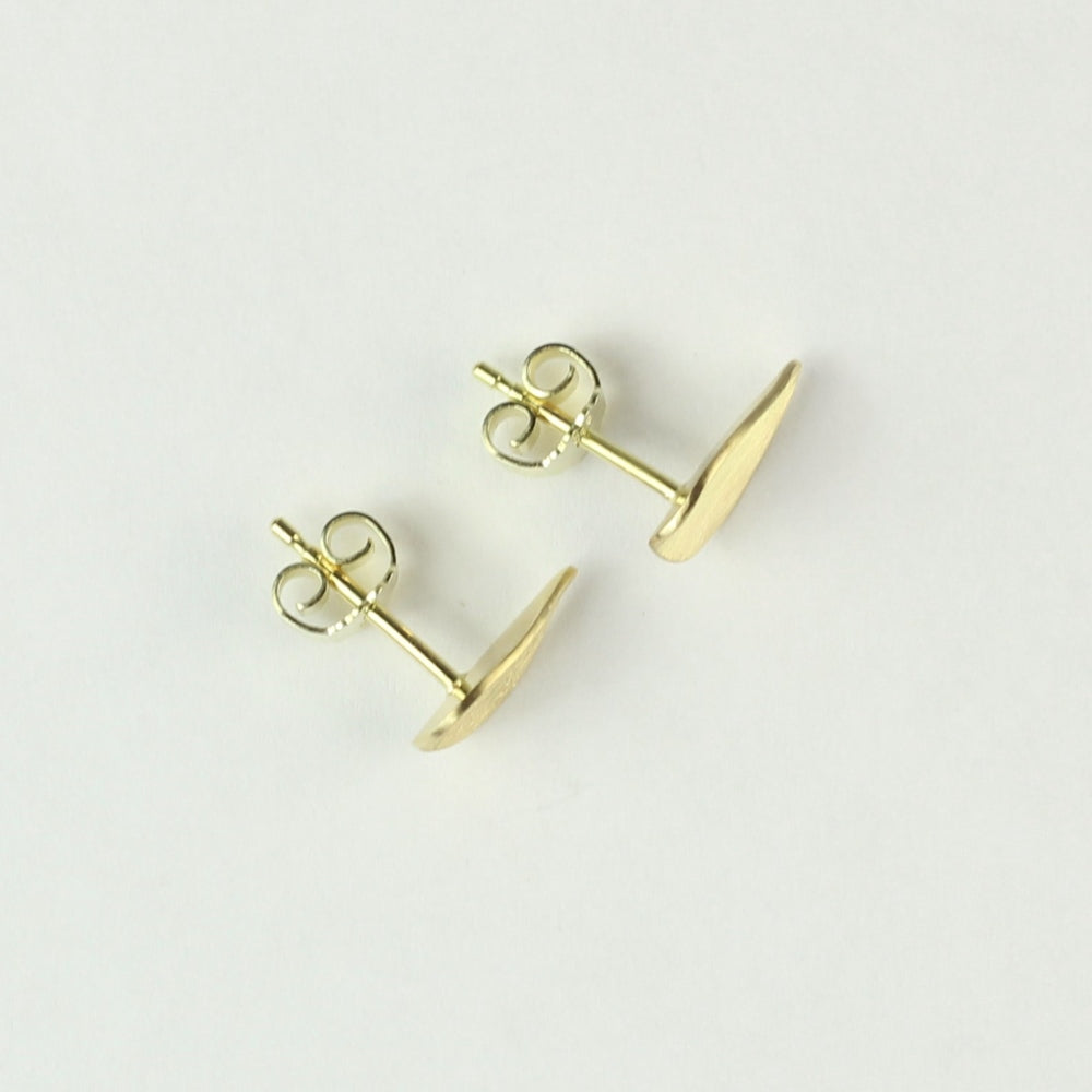 Zijaanzicht 14 k gouden oorstekers Leaves, minimalistische blaadjes oorbellen