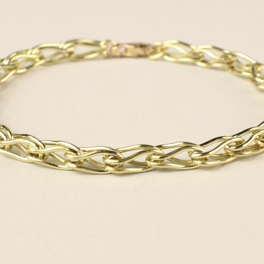 Close-up van een 14 karaat gouden schakelarmband vossenstaart, handgemaakt door goudsmid / Edelsmid Monique Zonneveld. Liggend op een witte achtergrond.