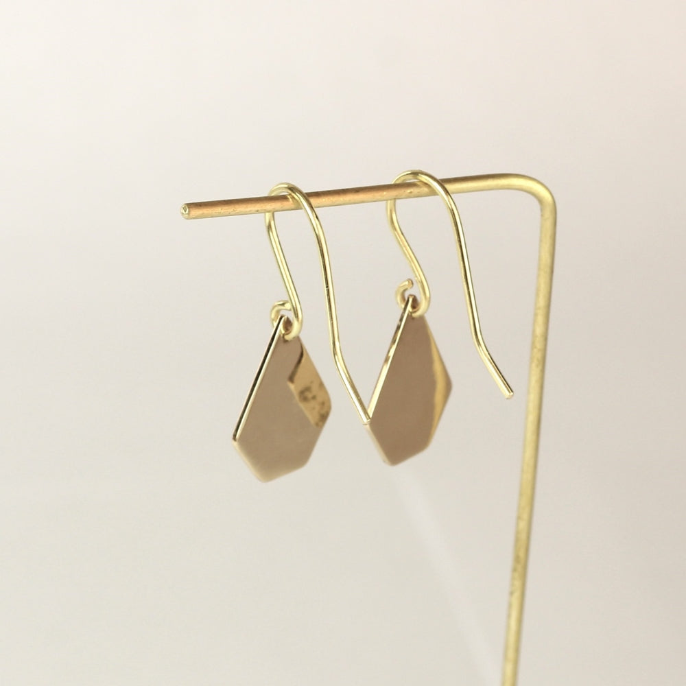 18 karaat geel gouden oorhangers Imperfectie Rocks achteraanzicht hangend aan een staafje.