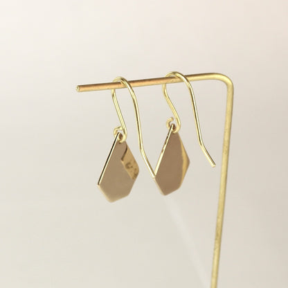 18 karaat geel gouden oorhangers Imperfectie Rocks achteraanzicht hangend aan een staafje.
