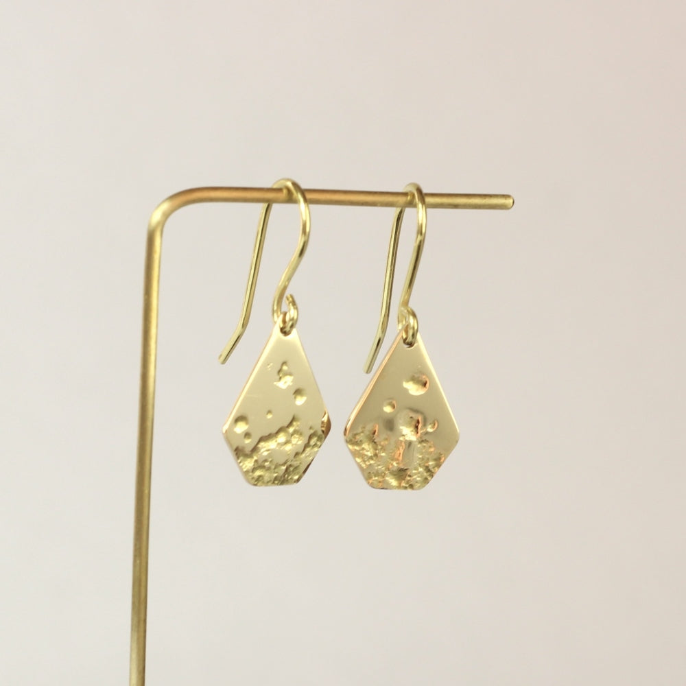 18 karaat geel gouden oorhangers Imperfectie Rocks vooraanzicht hangend aan een staafje.