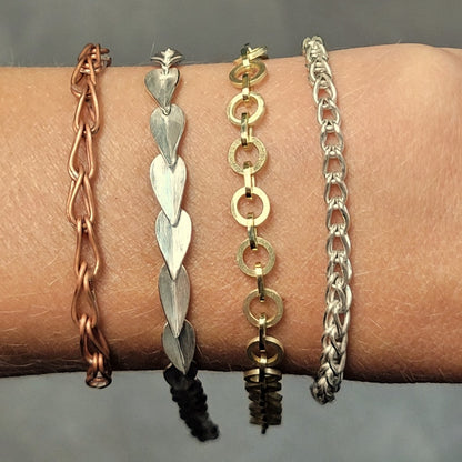 4 verschillende schakelarmbanden getoond om de pols van model.