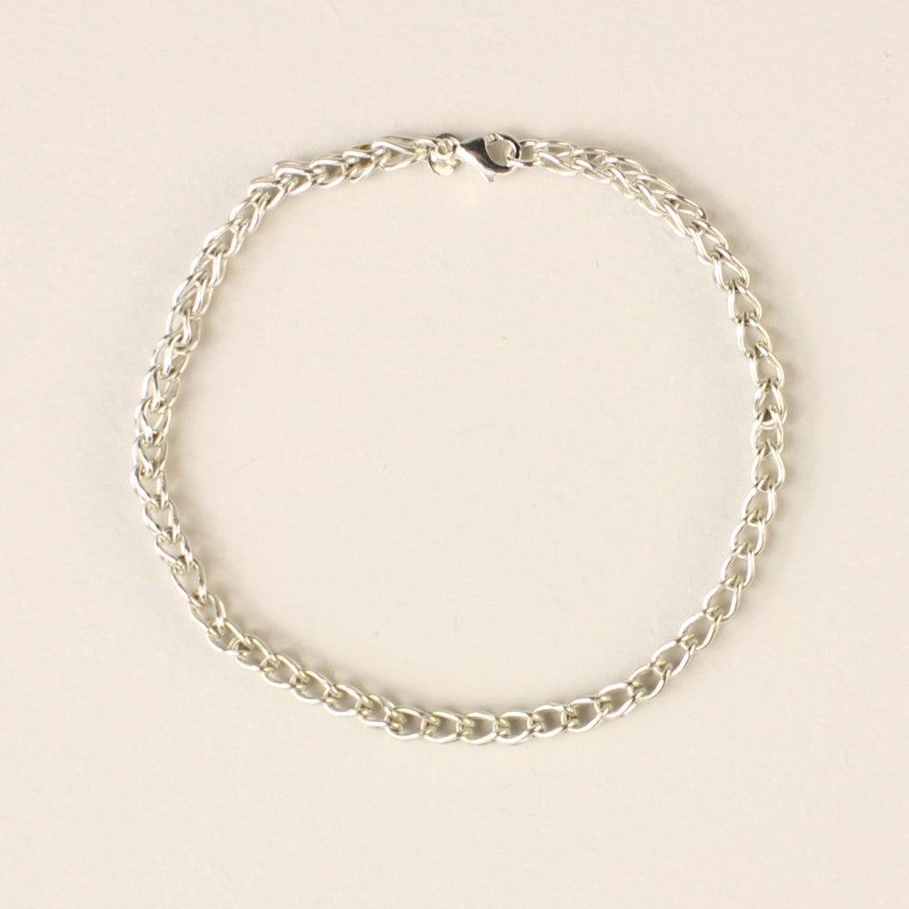 Unieke zilveren vossenstaart ketting. Handgemaakt door edelsmid Monique Zonneveld, van argentium zilver met gehalte 935. Liggend op witte achtergrond.
