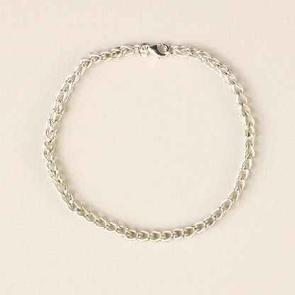 Unieke zilveren vossenstaart ketting. Handgemaakt door edelsmid Monique Zonneveld, van argentium zilver met gehalte 935. Liggend op witte achtergrond.