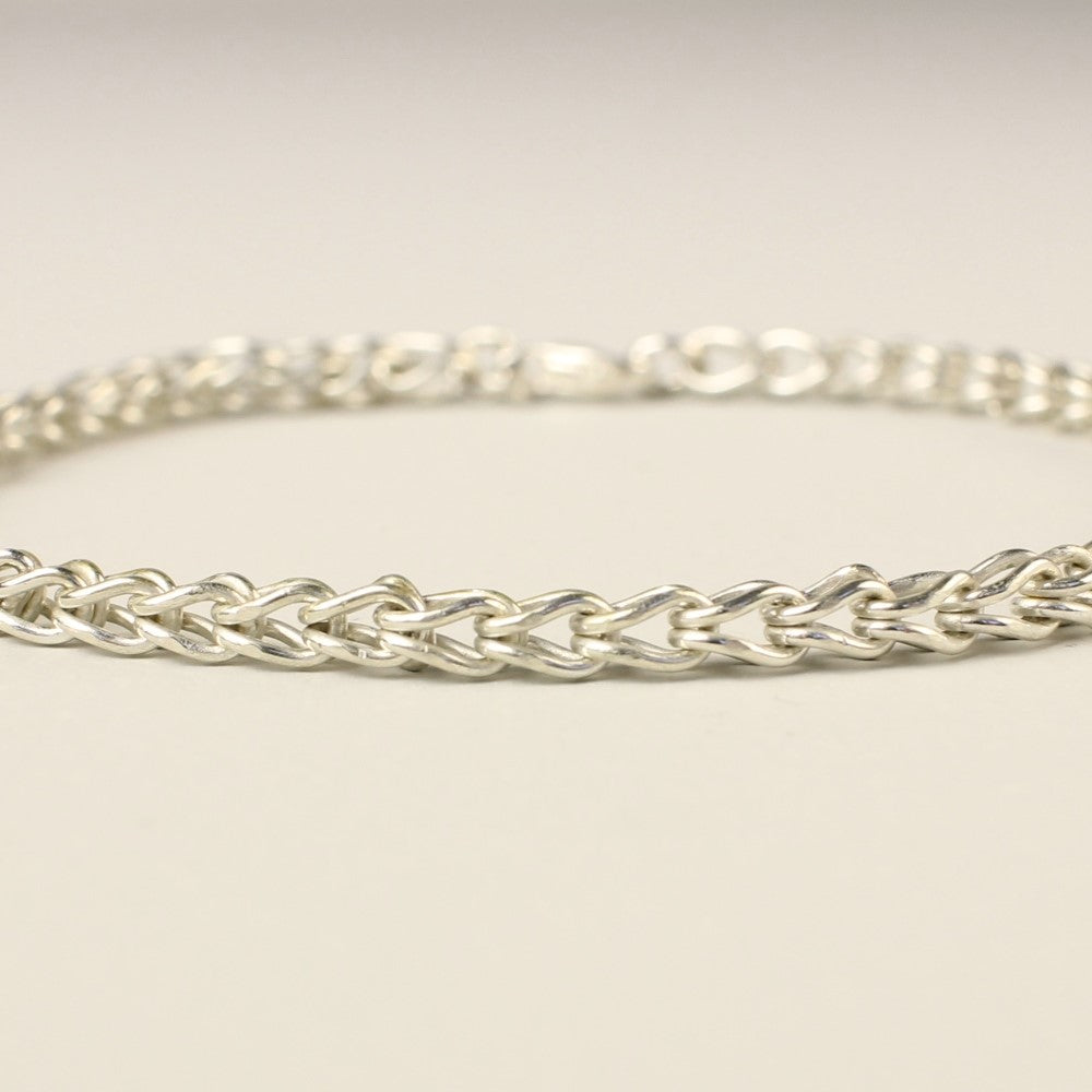 Close-up van unieke zilveren vossenstaart ketting. Handgemaakt door edelsmid Monique Zonneveld, van argentium zilver met gehalte 935.