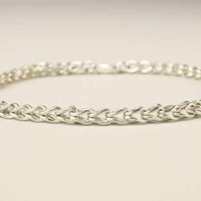 Close-up van unieke zilveren vossenstaart ketting. Handgemaakt door edelsmid Monique Zonneveld, van argentium zilver met gehalte 935.