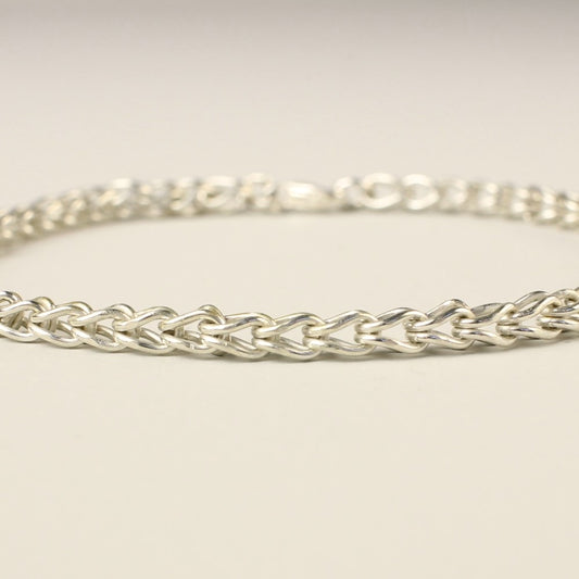 Close-up van unieke zilveren vossenstaart ketting. Handgemaakt door edelsmid Monique Zonneveld, van argentium zilver met gehalte 935.
